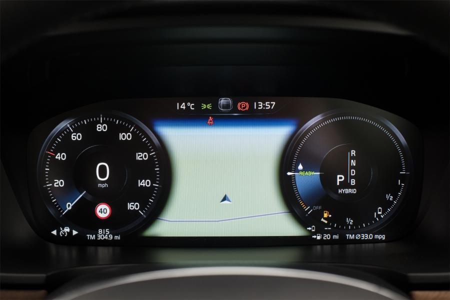 Панель приборов Volvo V90 T8 Inscription 2017 года  (UK) (фото 8 из 28)